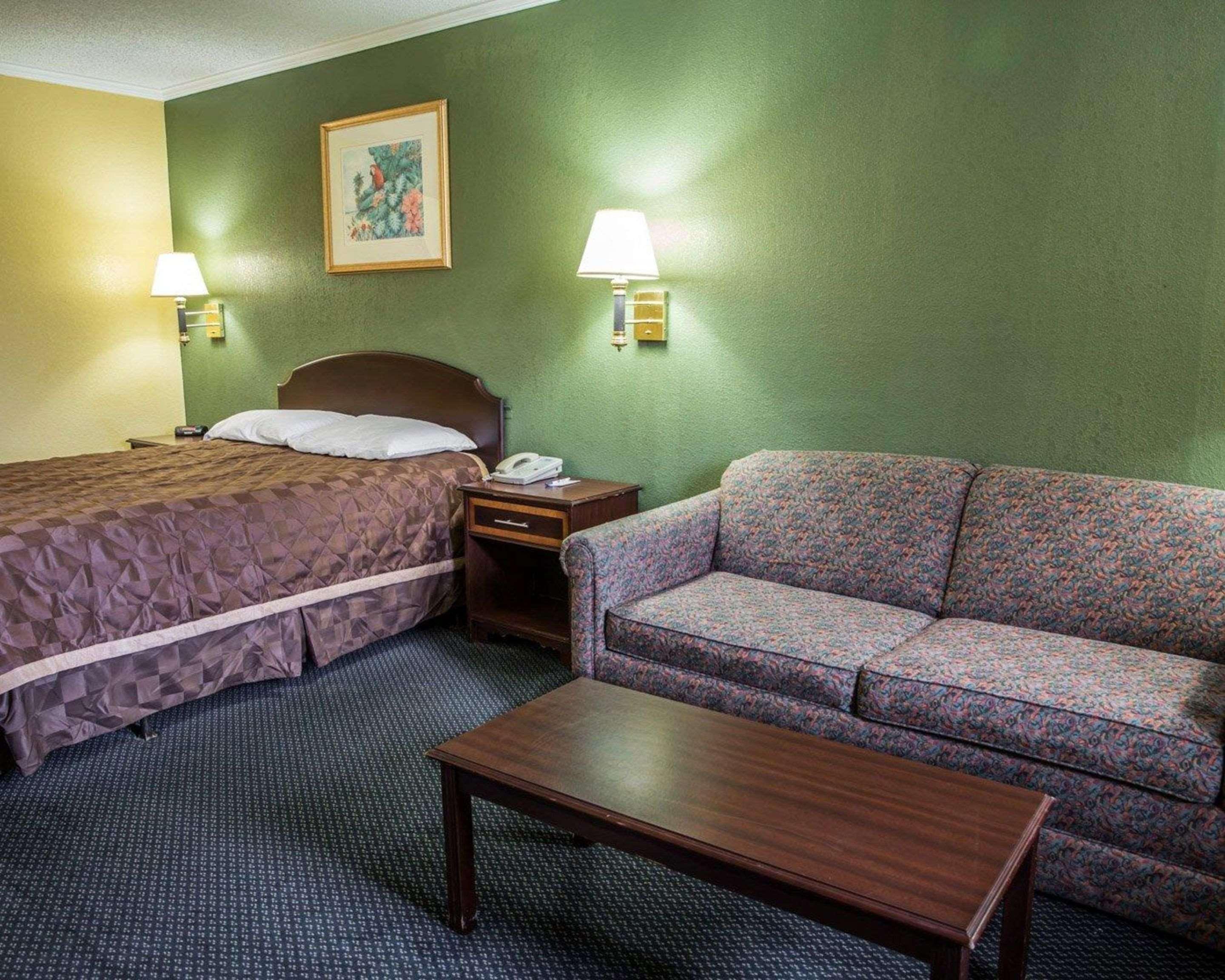 Rodeway Inn & Suites Plymouth Hwy 64 Ngoại thất bức ảnh