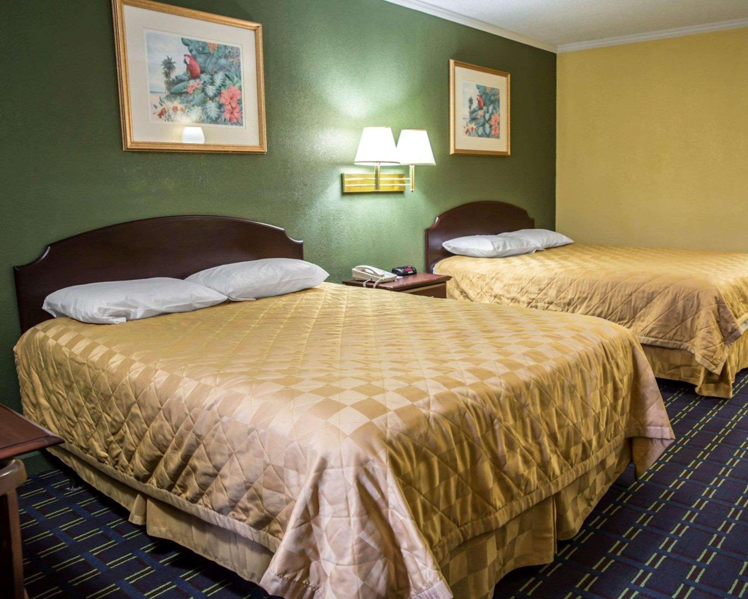 Rodeway Inn & Suites Plymouth Hwy 64 Ngoại thất bức ảnh