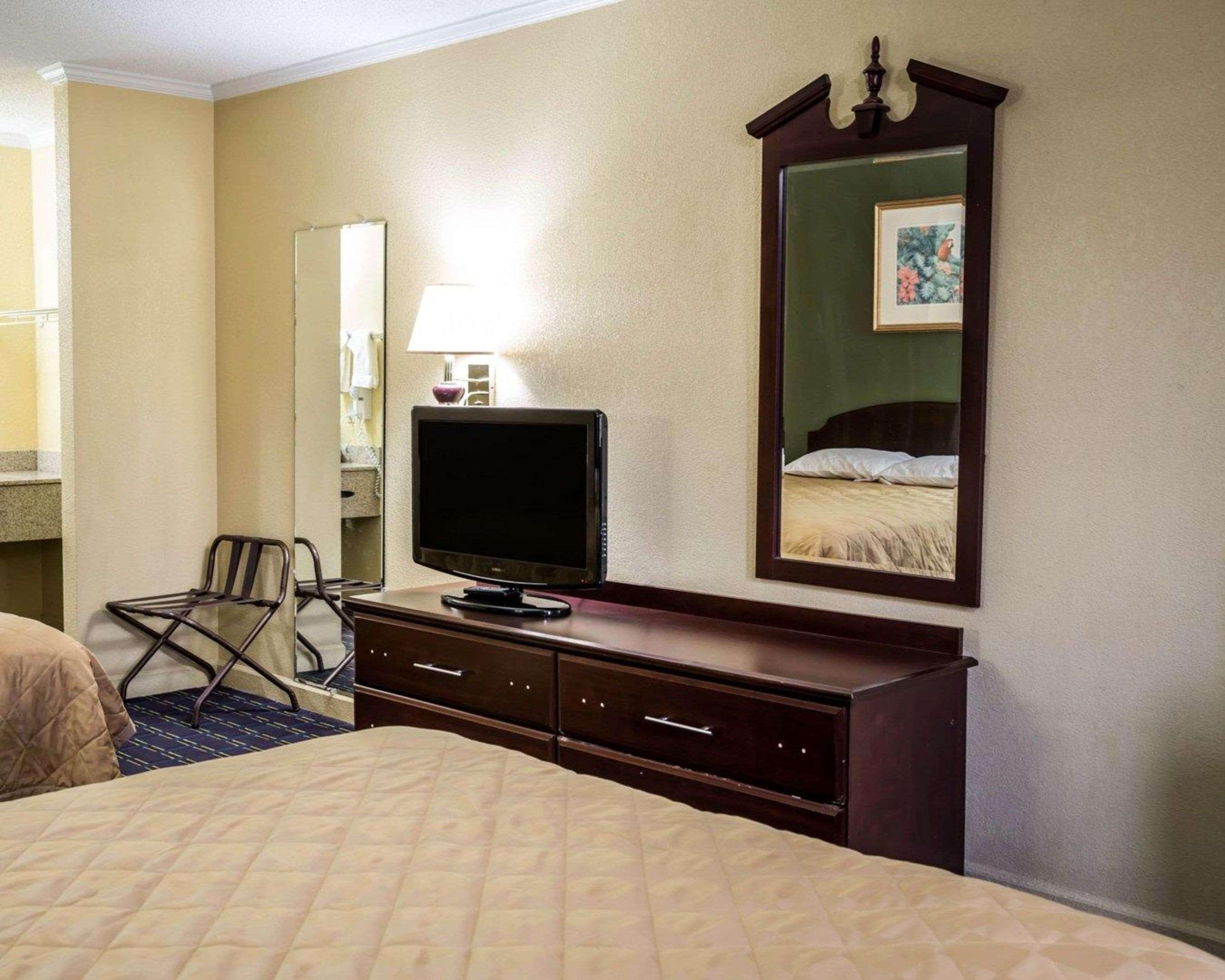 Rodeway Inn & Suites Plymouth Hwy 64 Ngoại thất bức ảnh