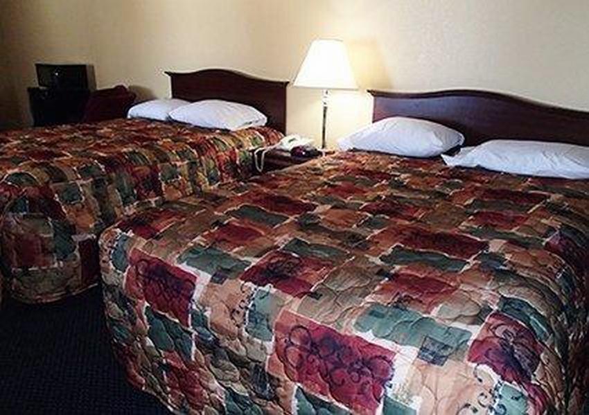 Rodeway Inn & Suites Plymouth Hwy 64 Ngoại thất bức ảnh