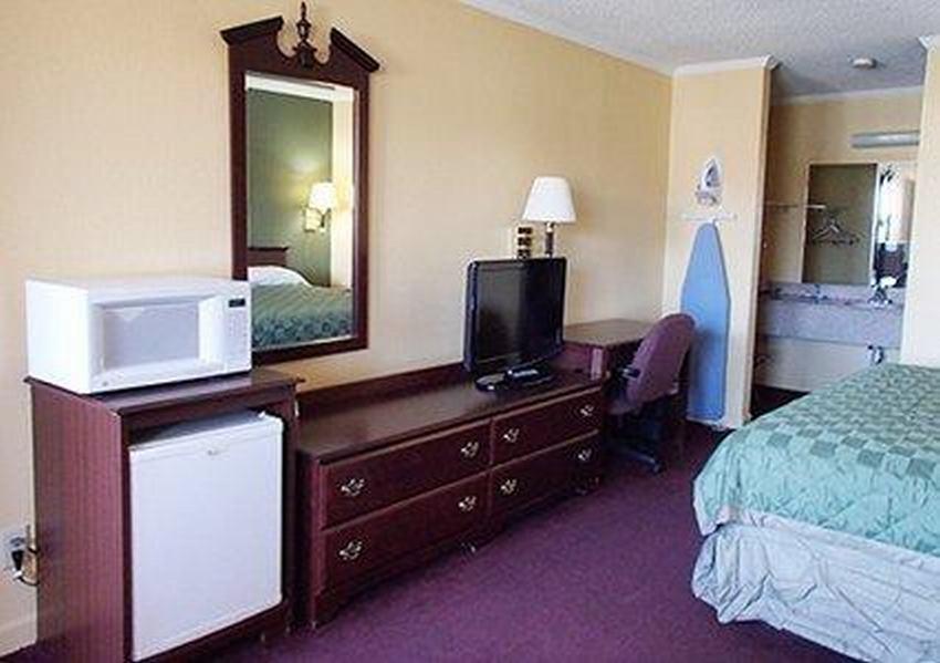 Rodeway Inn & Suites Plymouth Hwy 64 Ngoại thất bức ảnh