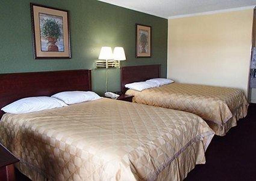 Rodeway Inn & Suites Plymouth Hwy 64 Ngoại thất bức ảnh