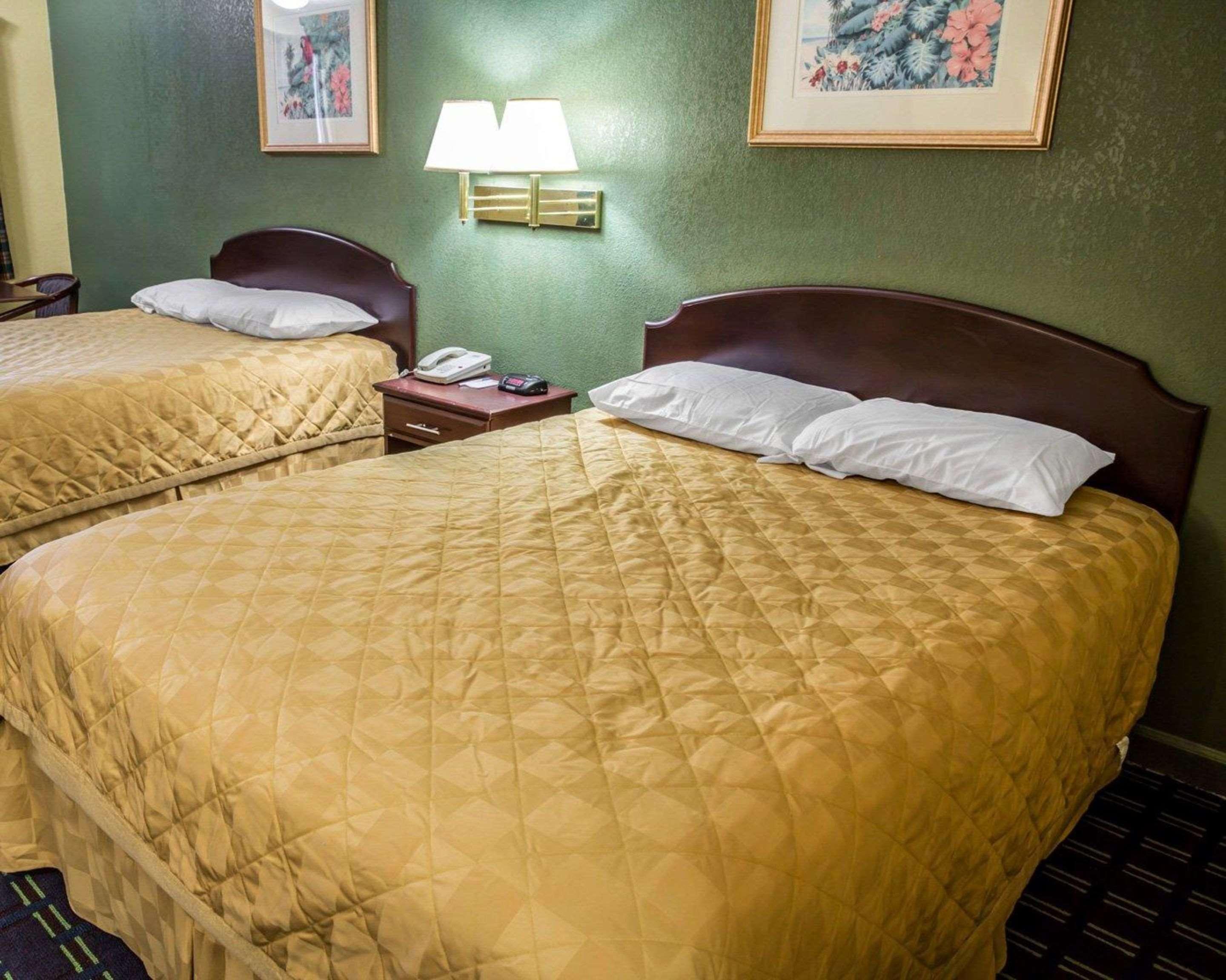 Rodeway Inn & Suites Plymouth Hwy 64 Ngoại thất bức ảnh