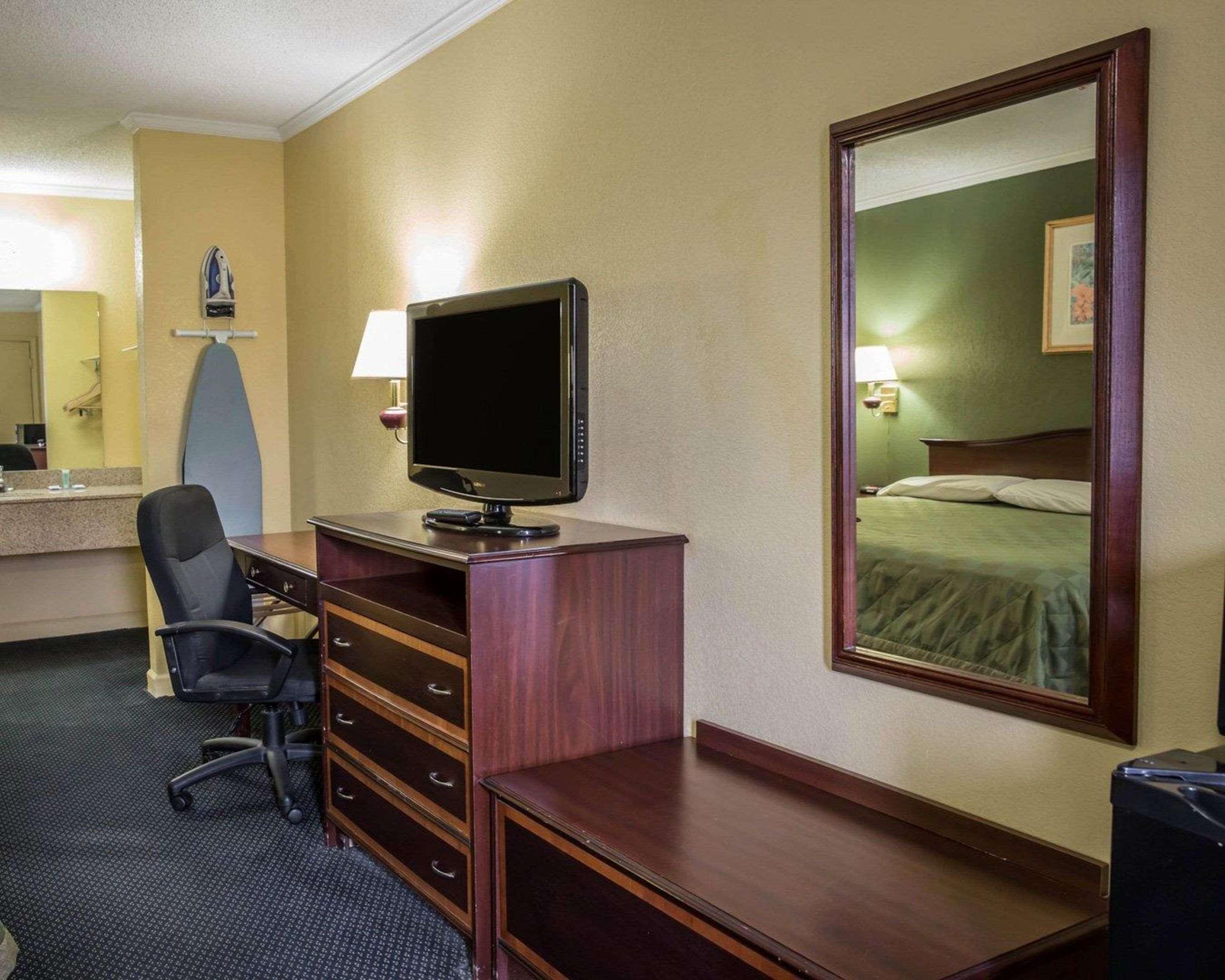 Rodeway Inn & Suites Plymouth Hwy 64 Ngoại thất bức ảnh