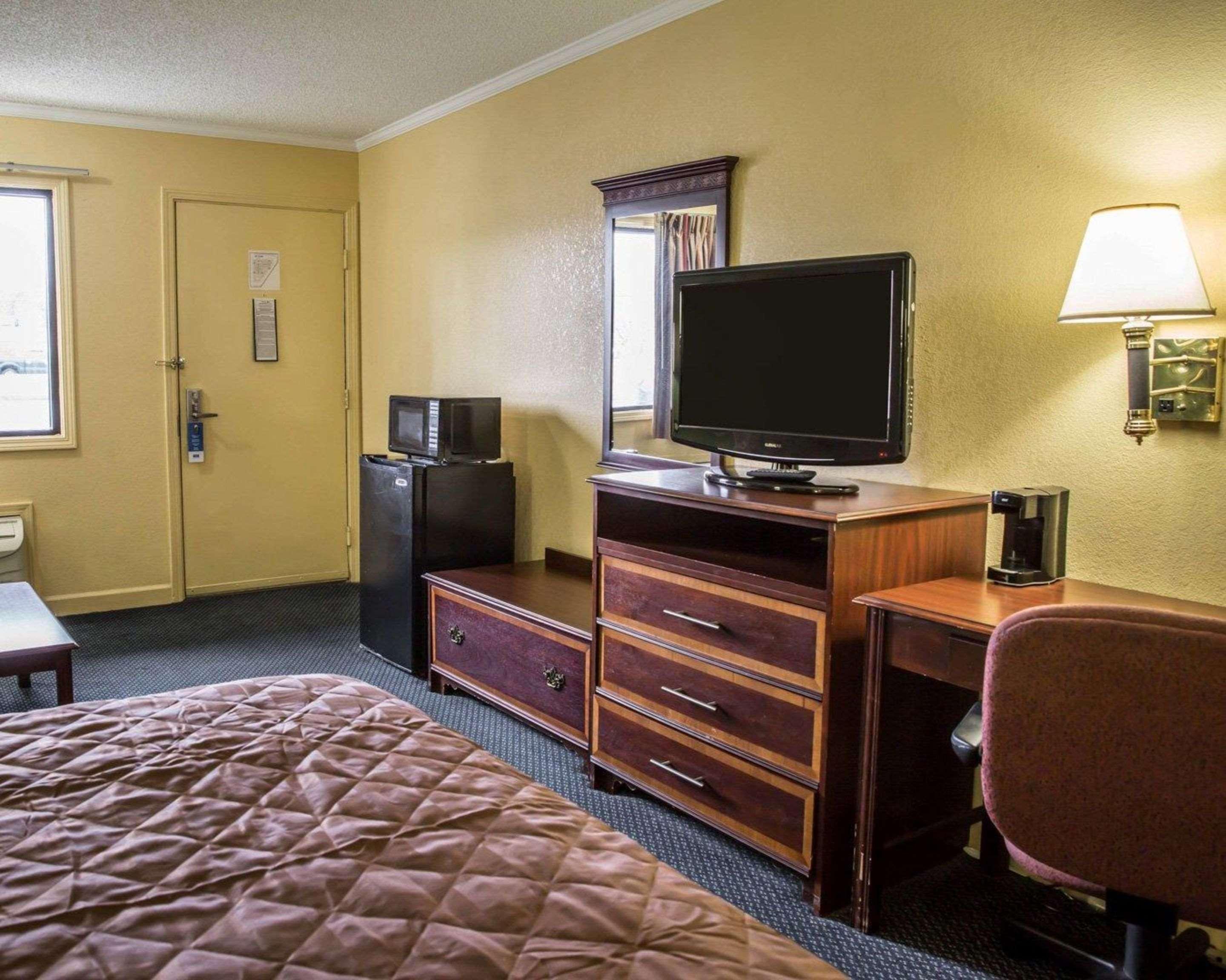Rodeway Inn & Suites Plymouth Hwy 64 Ngoại thất bức ảnh
