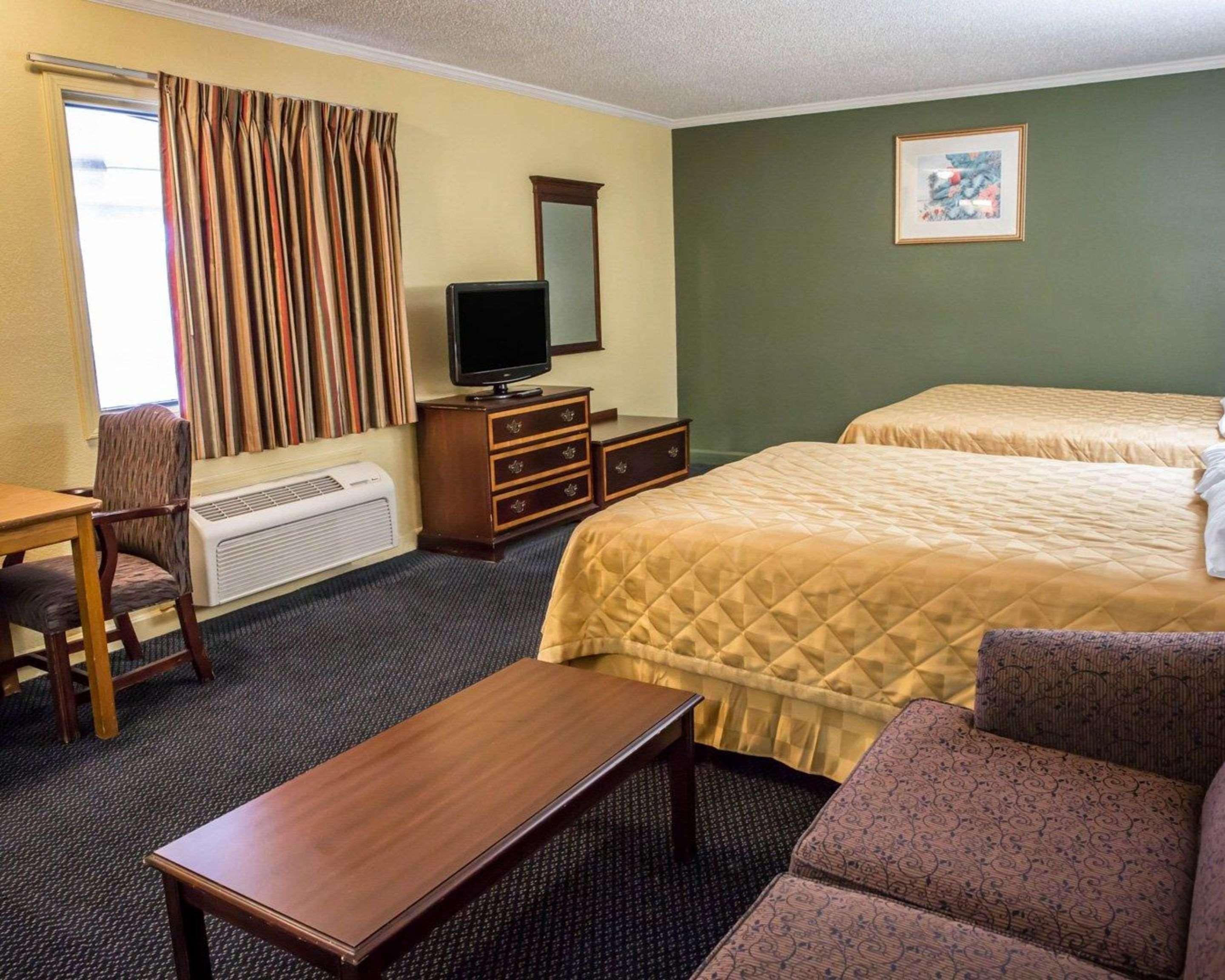 Rodeway Inn & Suites Plymouth Hwy 64 Ngoại thất bức ảnh
