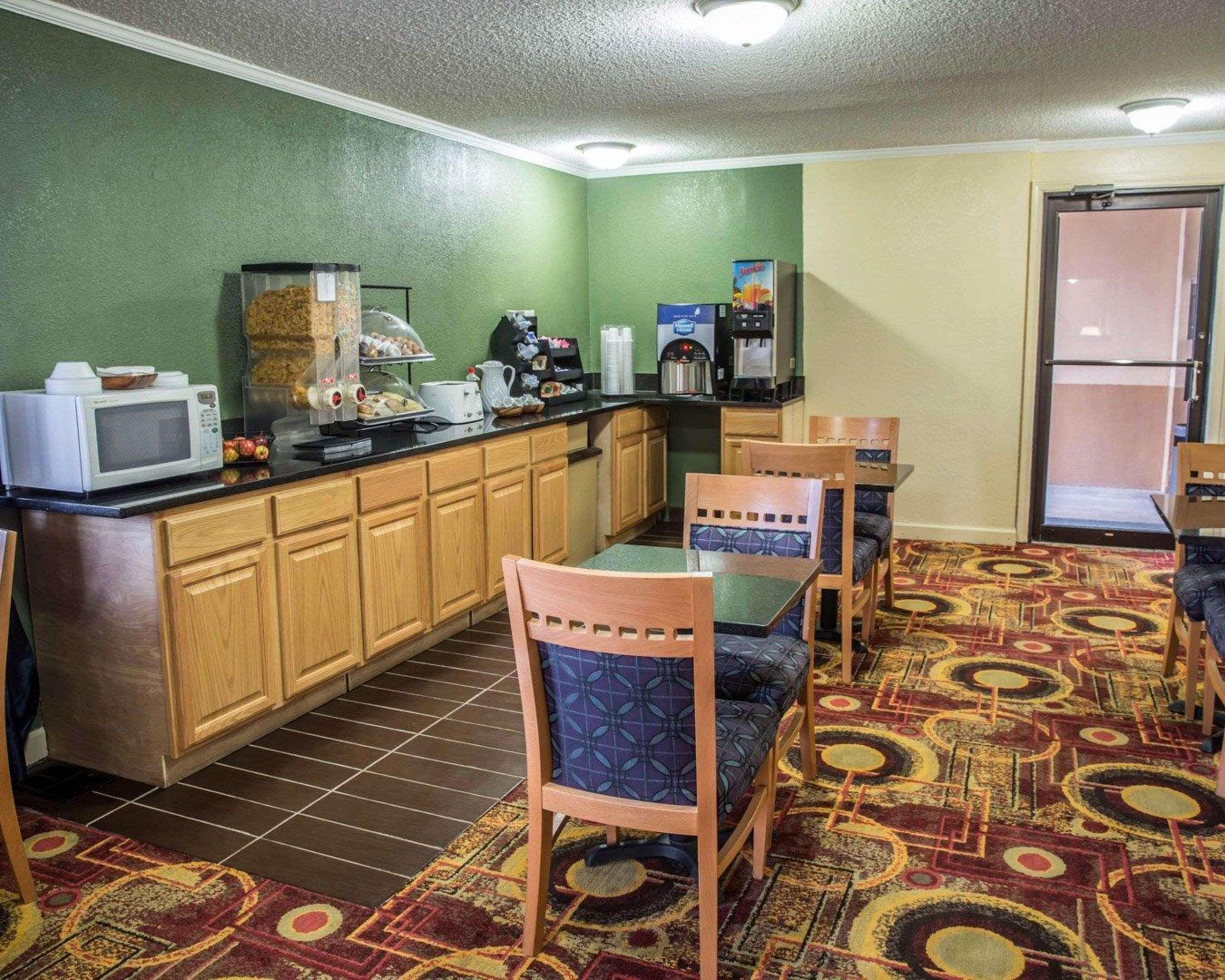 Rodeway Inn & Suites Plymouth Hwy 64 Ngoại thất bức ảnh