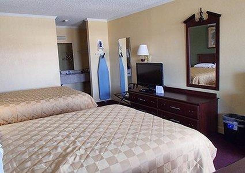 Rodeway Inn & Suites Plymouth Hwy 64 Ngoại thất bức ảnh