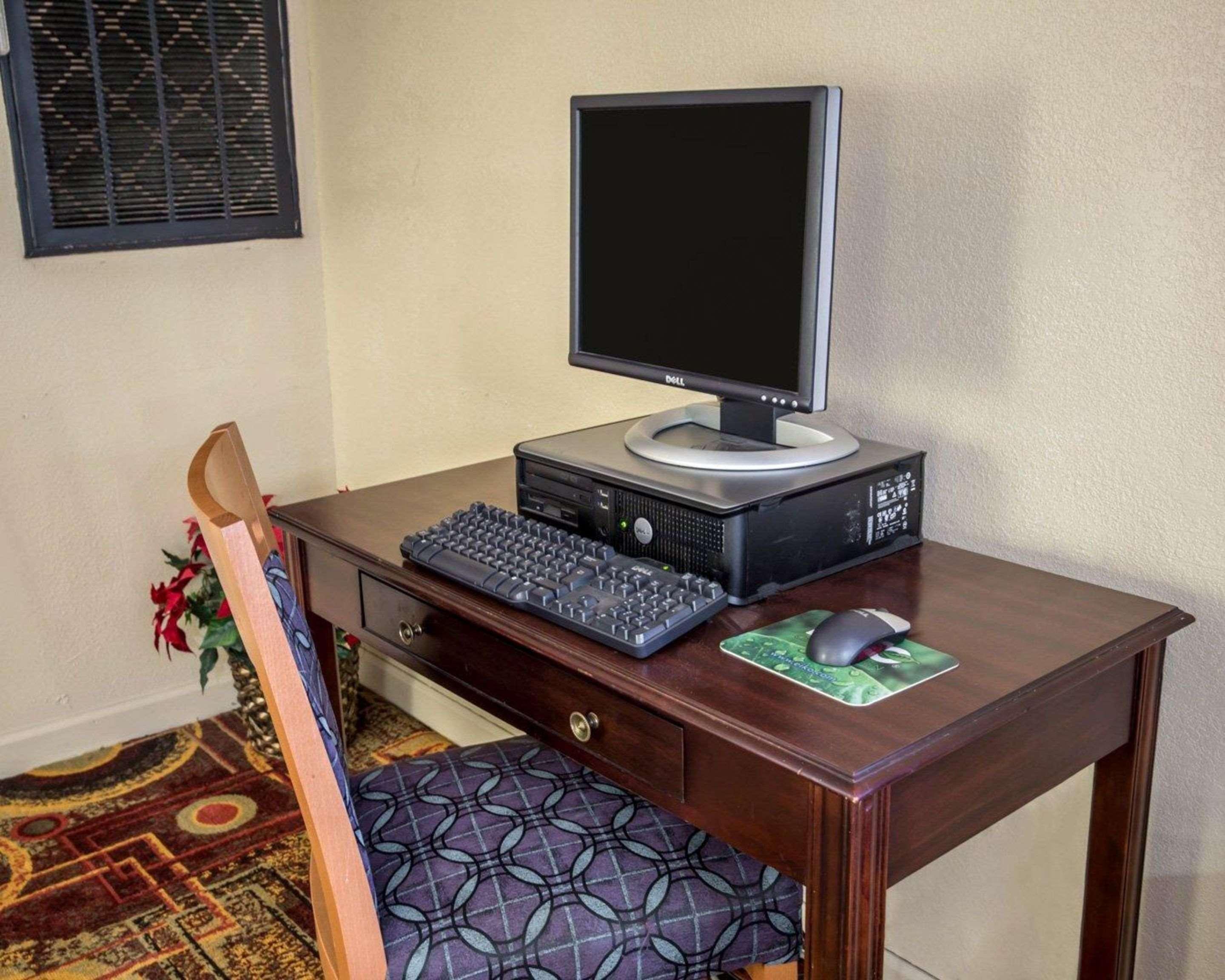 Rodeway Inn & Suites Plymouth Hwy 64 Ngoại thất bức ảnh