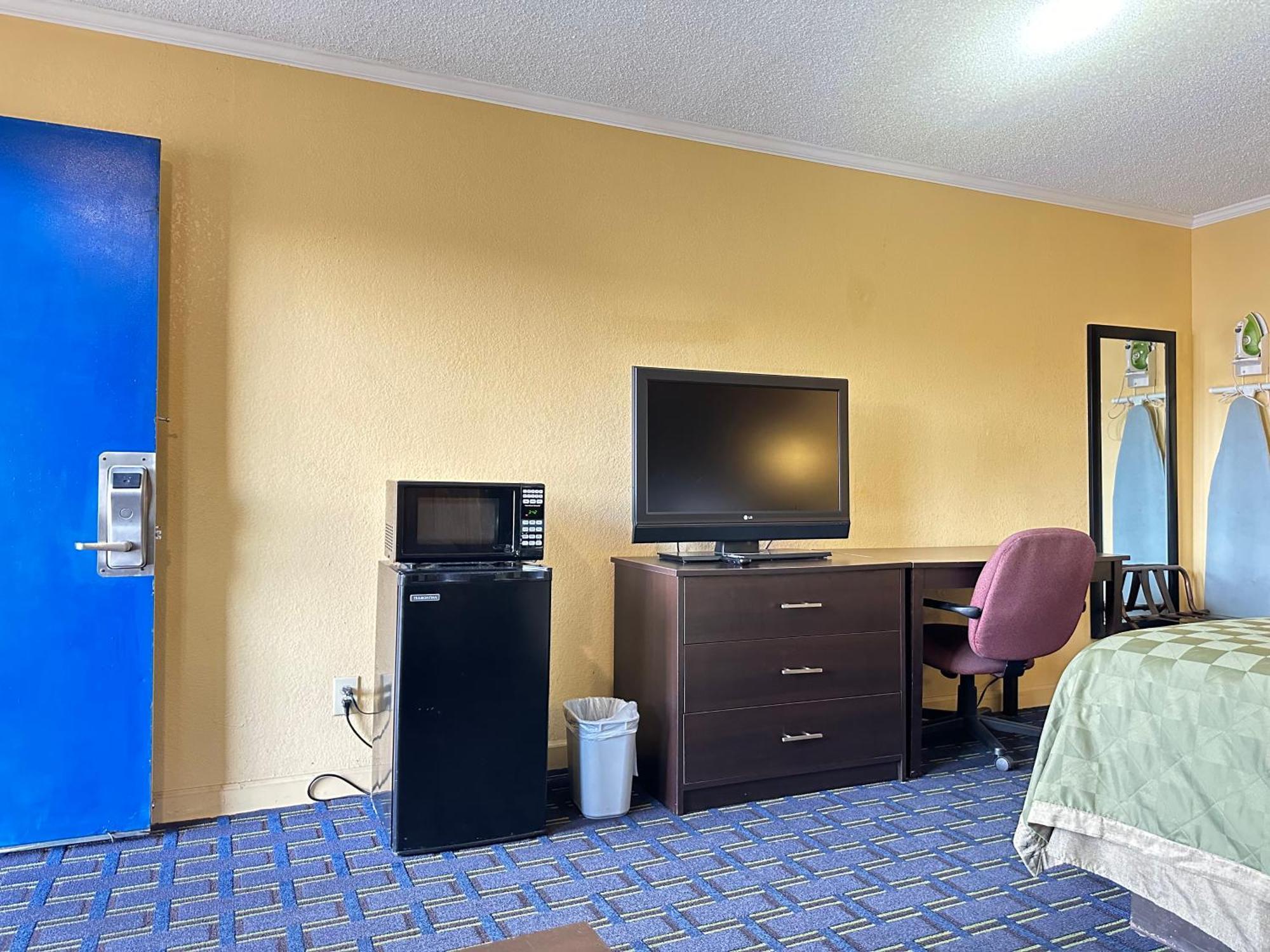 Rodeway Inn & Suites Plymouth Hwy 64 Ngoại thất bức ảnh