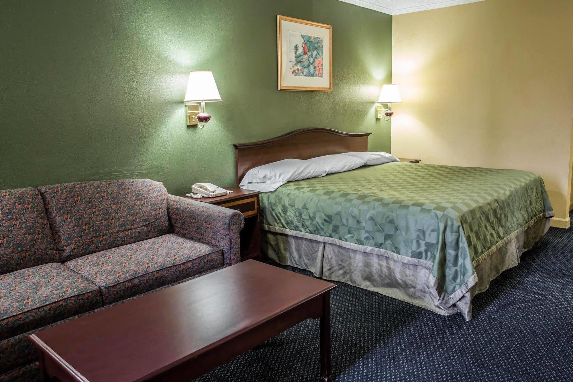 Rodeway Inn & Suites Plymouth Hwy 64 Ngoại thất bức ảnh