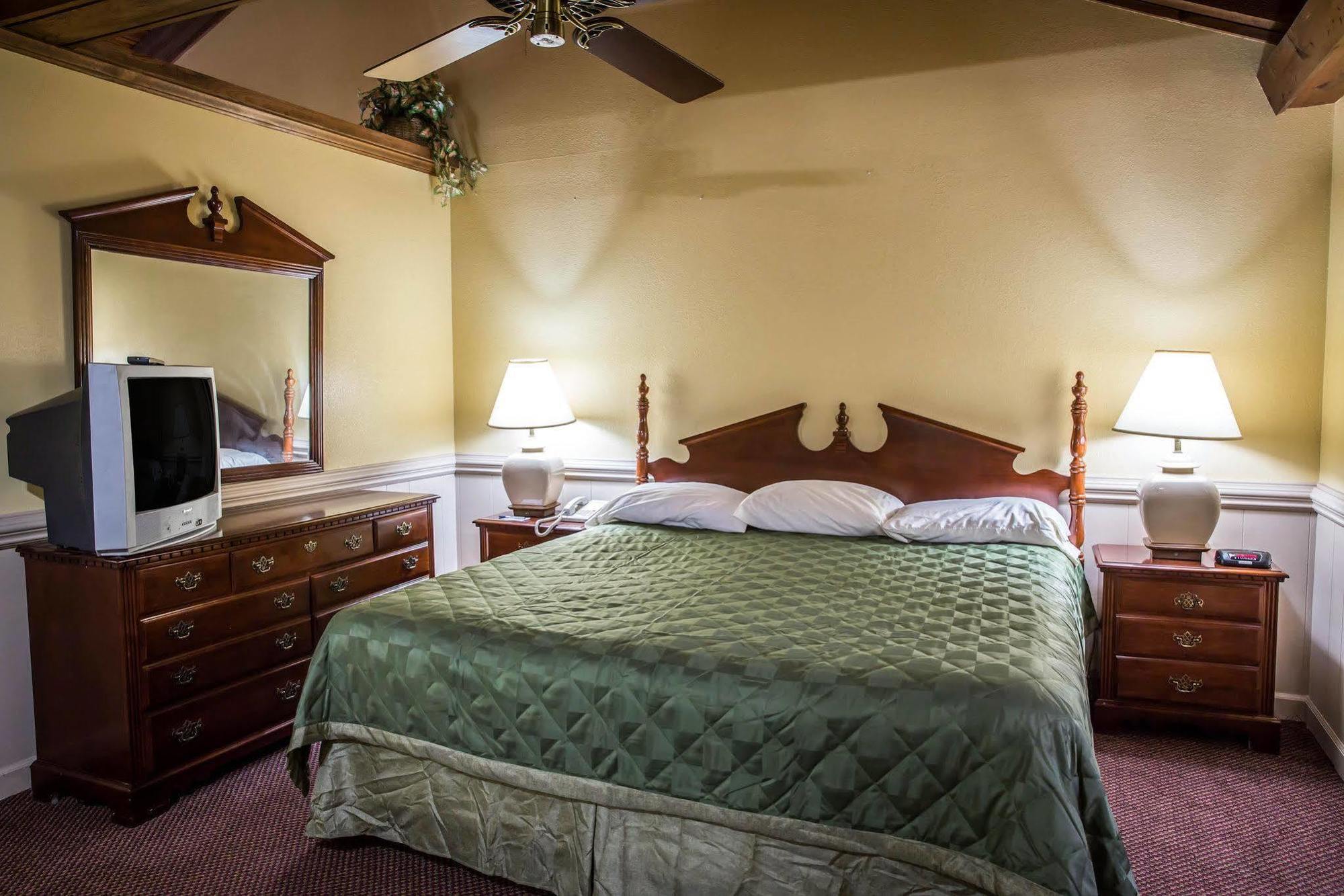 Rodeway Inn & Suites Plymouth Hwy 64 Ngoại thất bức ảnh