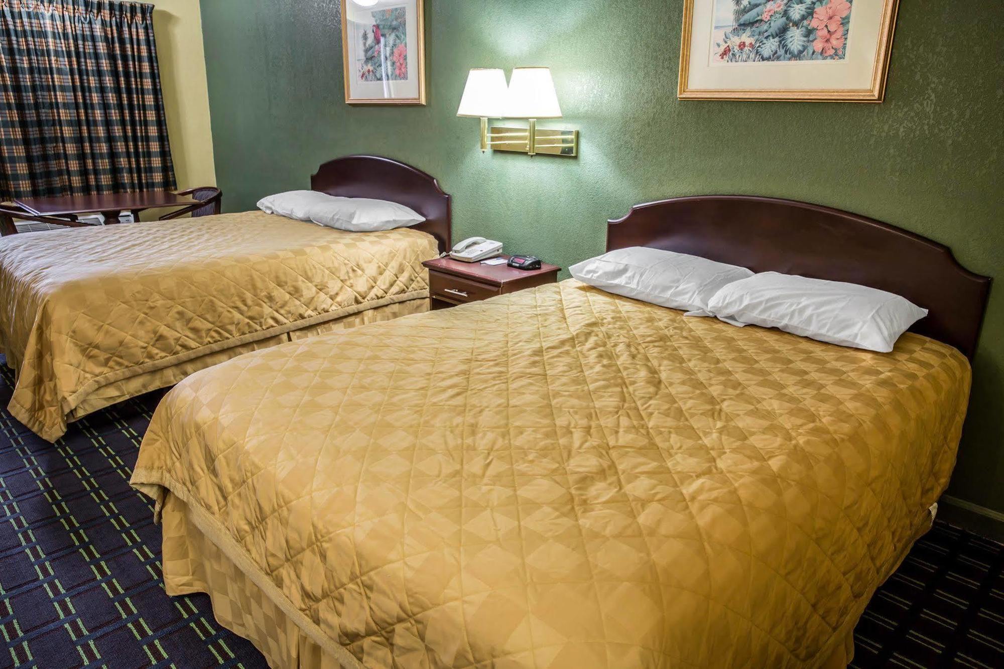 Rodeway Inn & Suites Plymouth Hwy 64 Ngoại thất bức ảnh