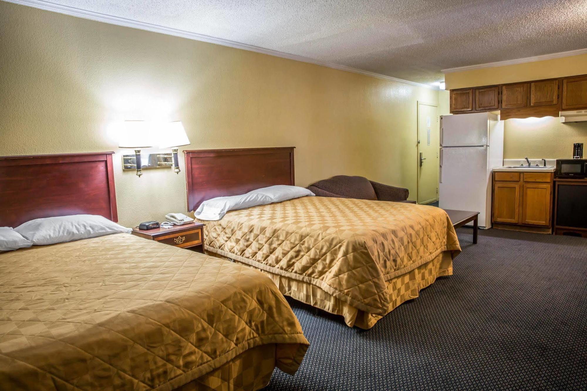 Rodeway Inn & Suites Plymouth Hwy 64 Ngoại thất bức ảnh