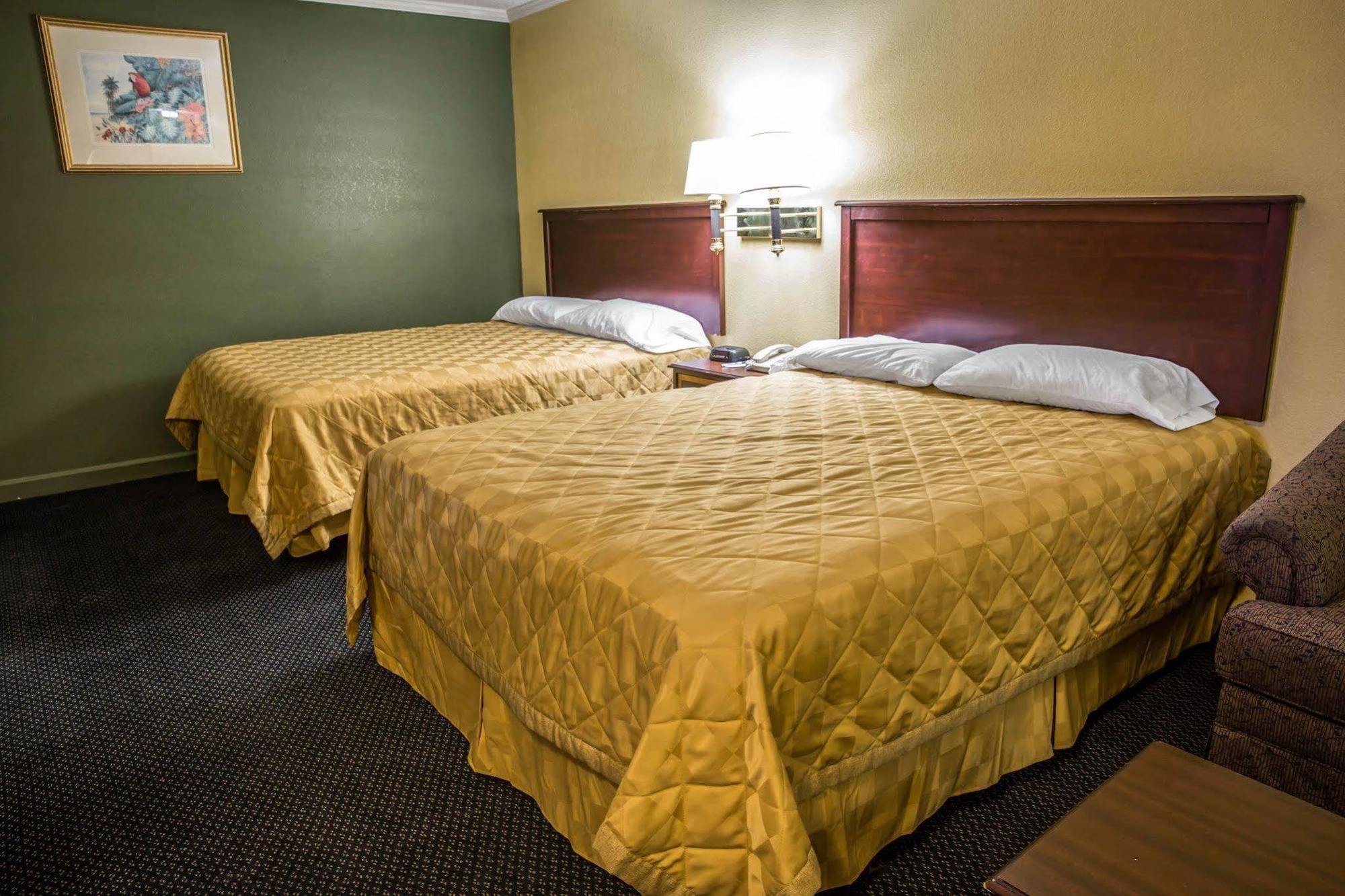 Rodeway Inn & Suites Plymouth Hwy 64 Ngoại thất bức ảnh